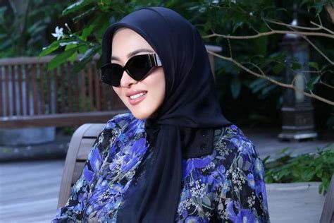 Syahrini Lebih Pilih Pamer Tas dan Tutupi Wajah 